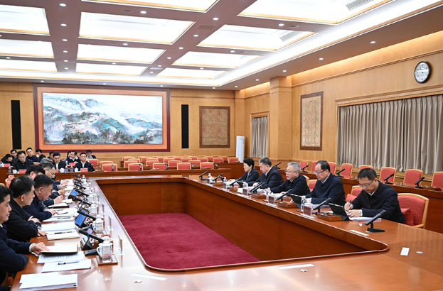 沈晓明主持省委常委班子2025年度民主生活会会前集中学习暨省委理论学习中心组第六十一次集体学习