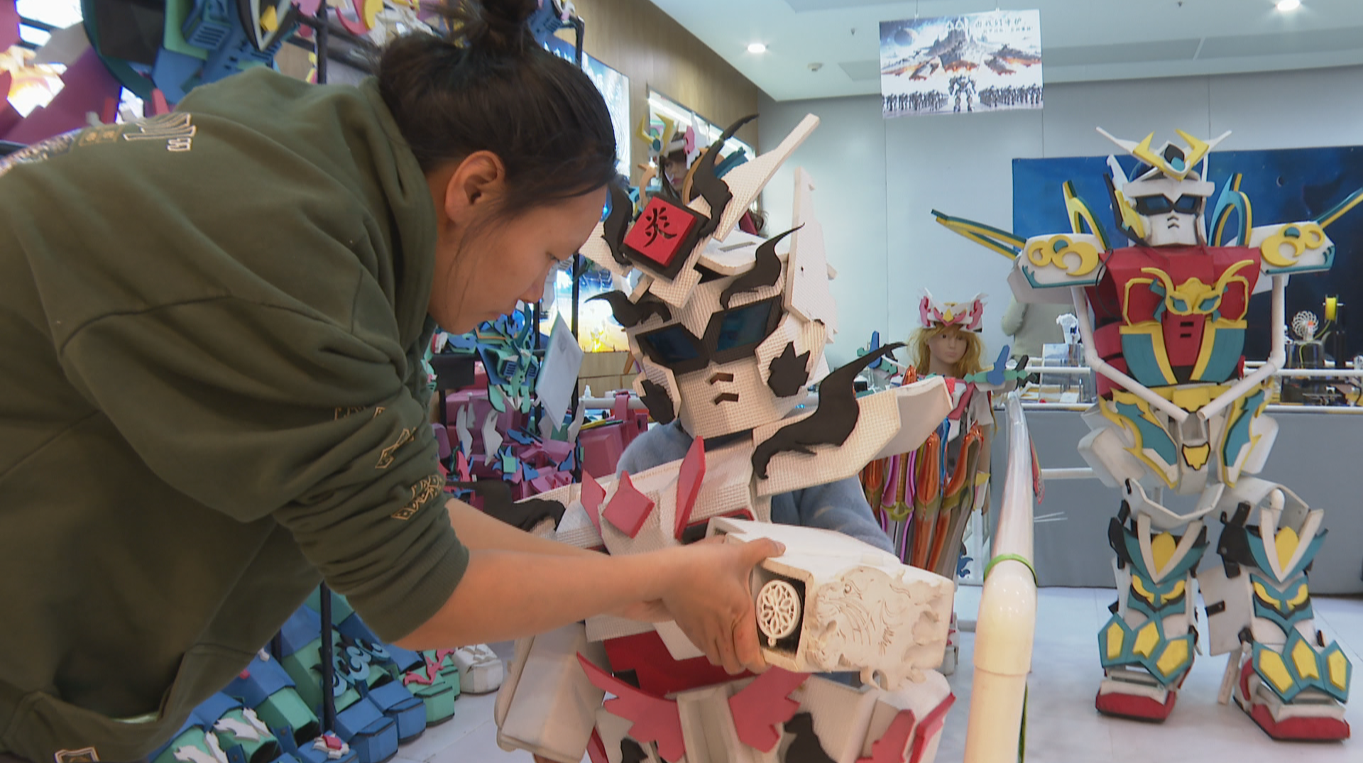 送给孩子最好的礼物 “90后”爸爸手工打造国风“机甲”