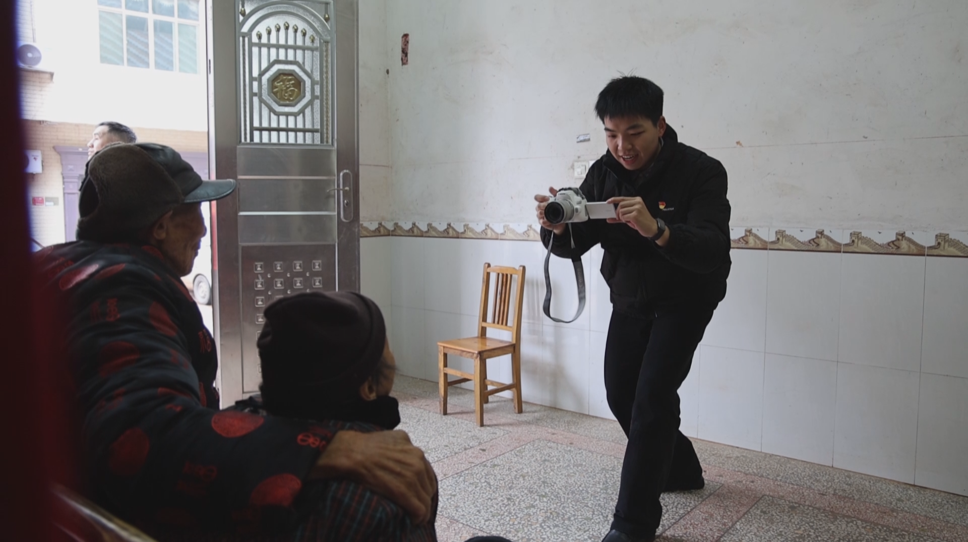 新春走基层：定格温暖瞬间 选调生为八旬老人拍摄肖像照