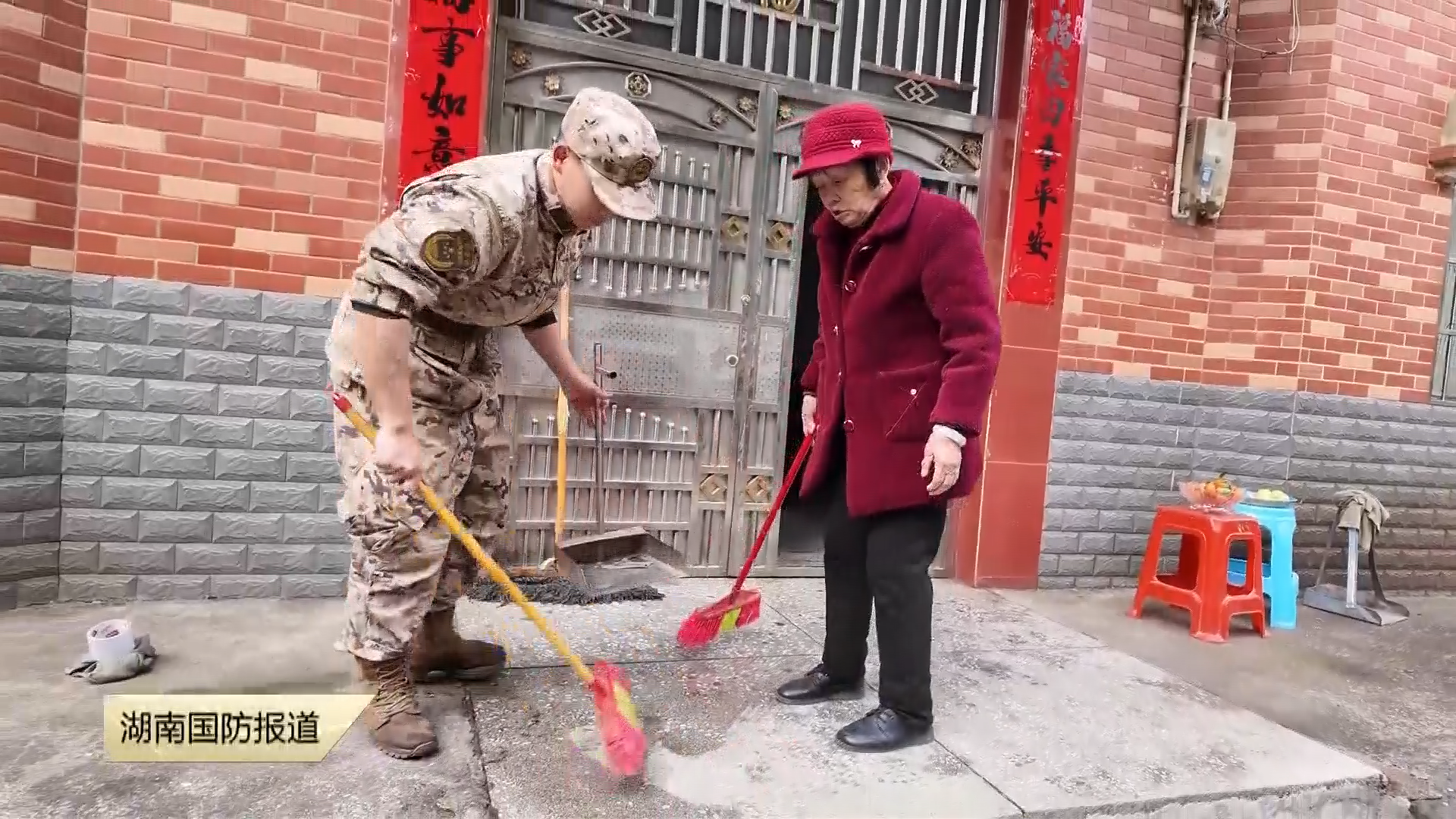 洒扫庭除辞旧岁 翰墨春联贺新年