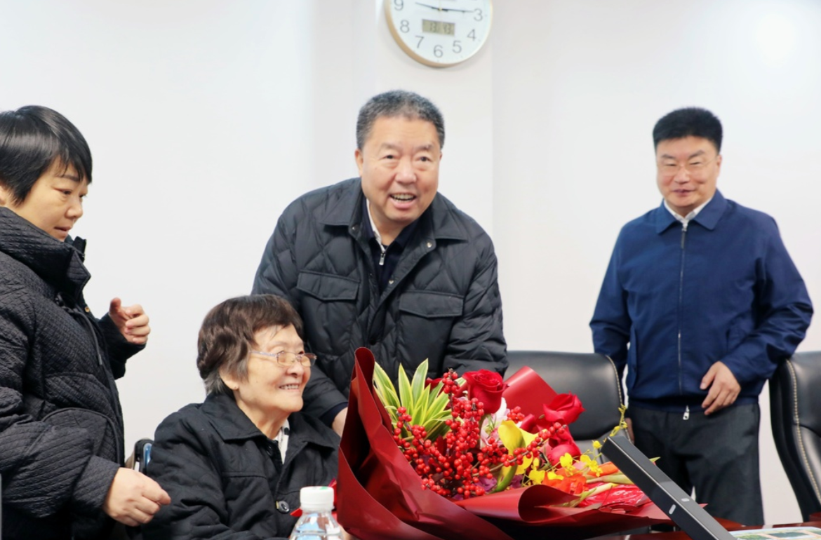 毛万春看望慰问联系服务的院士专家