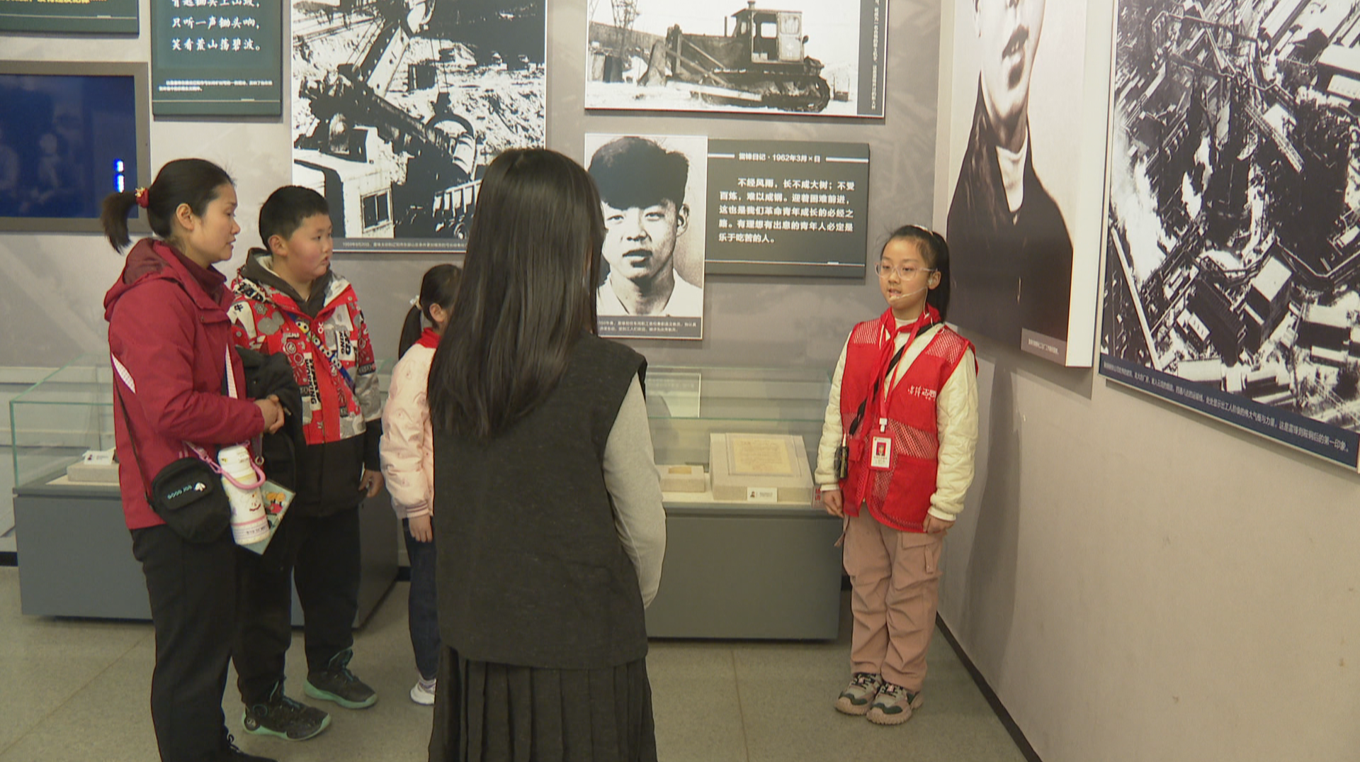 小小“雷锋”工作忙 志愿服务展风貌