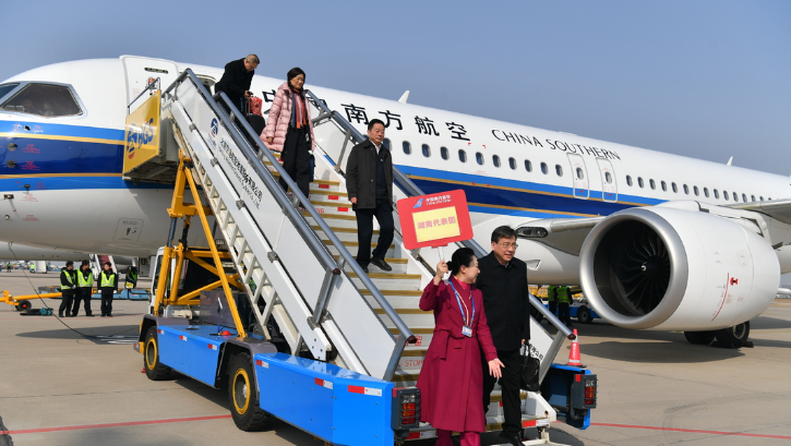 住湘全国政协委员抵达北京