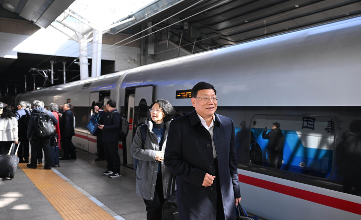 在湘全国人大代表抵达北京