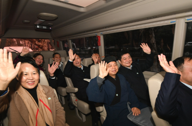 住湘全国政协委员启程赴京