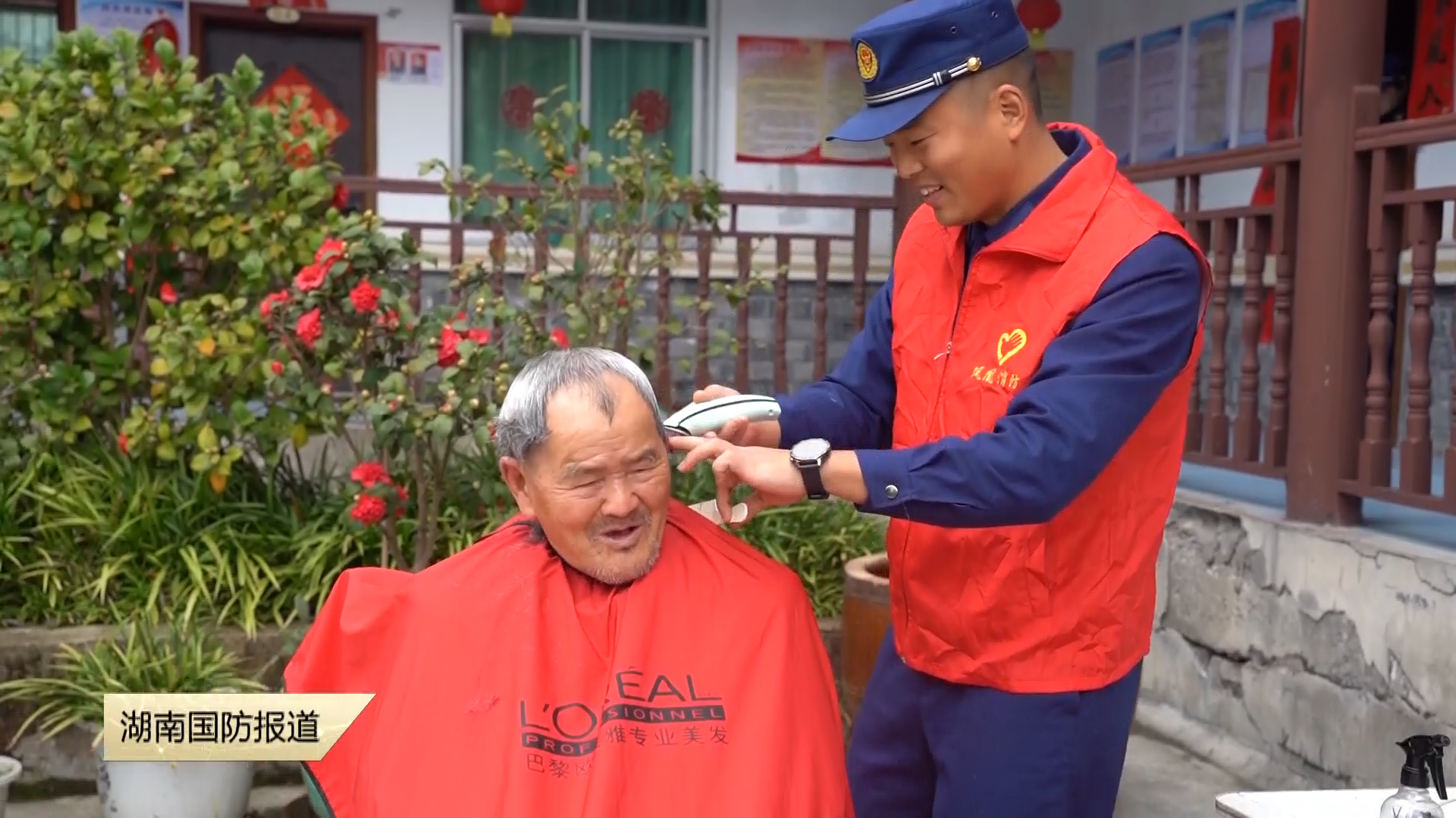 湘西凤凰：学雷锋志愿服务进敬老院