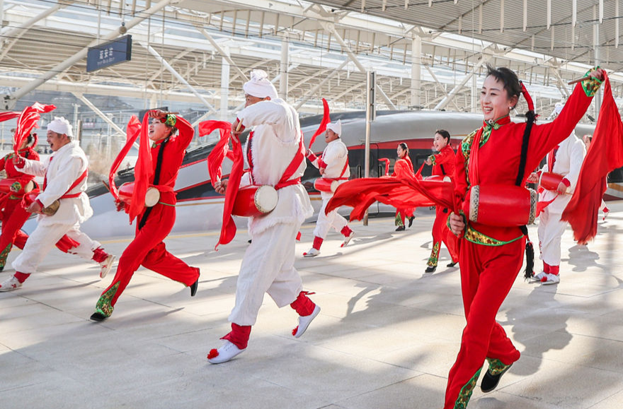 钟华论：在中国式现代化新征程上策马奔腾