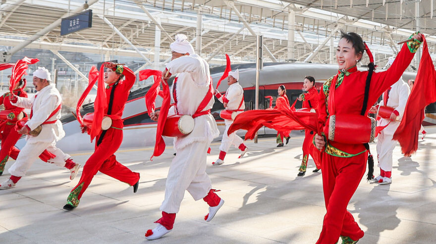 钟华论：在中国式现代化新征程上策马奔腾