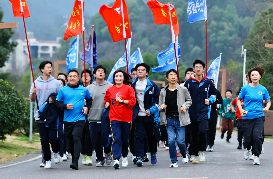 这个寒假，麓山外国语实验中学“跟着校长跑西湖”，14天14城打Call湘超！