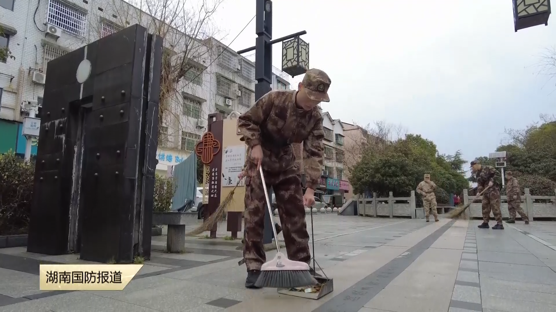 怀化溆浦：“准新兵”学雷锋 让家乡环境“焕新”