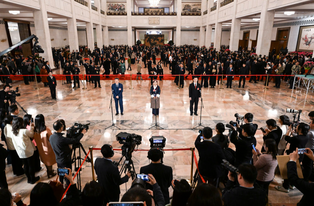 全国政协十四届四次会议第二场“委员通道”集体采访活动举行