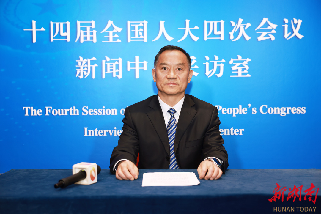 湖南代表团共提交代表议案12件、建议430件