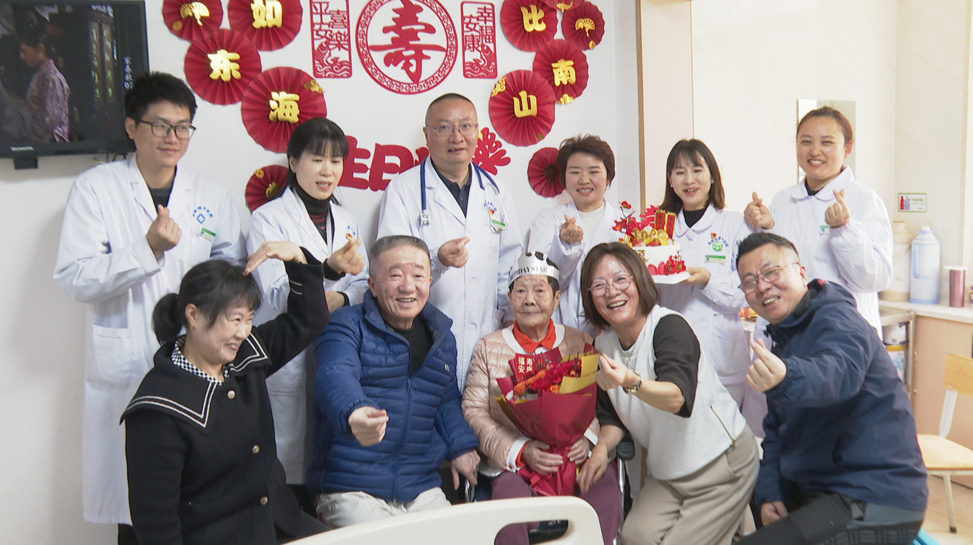 医院里的祝福 退休老教师迎来百岁生日