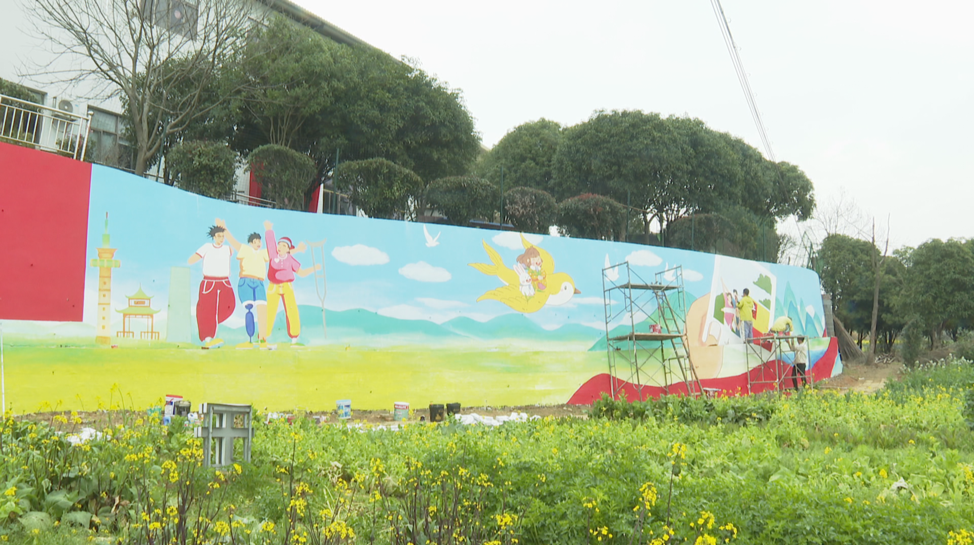 听障青年用画笔“点亮”助残中心