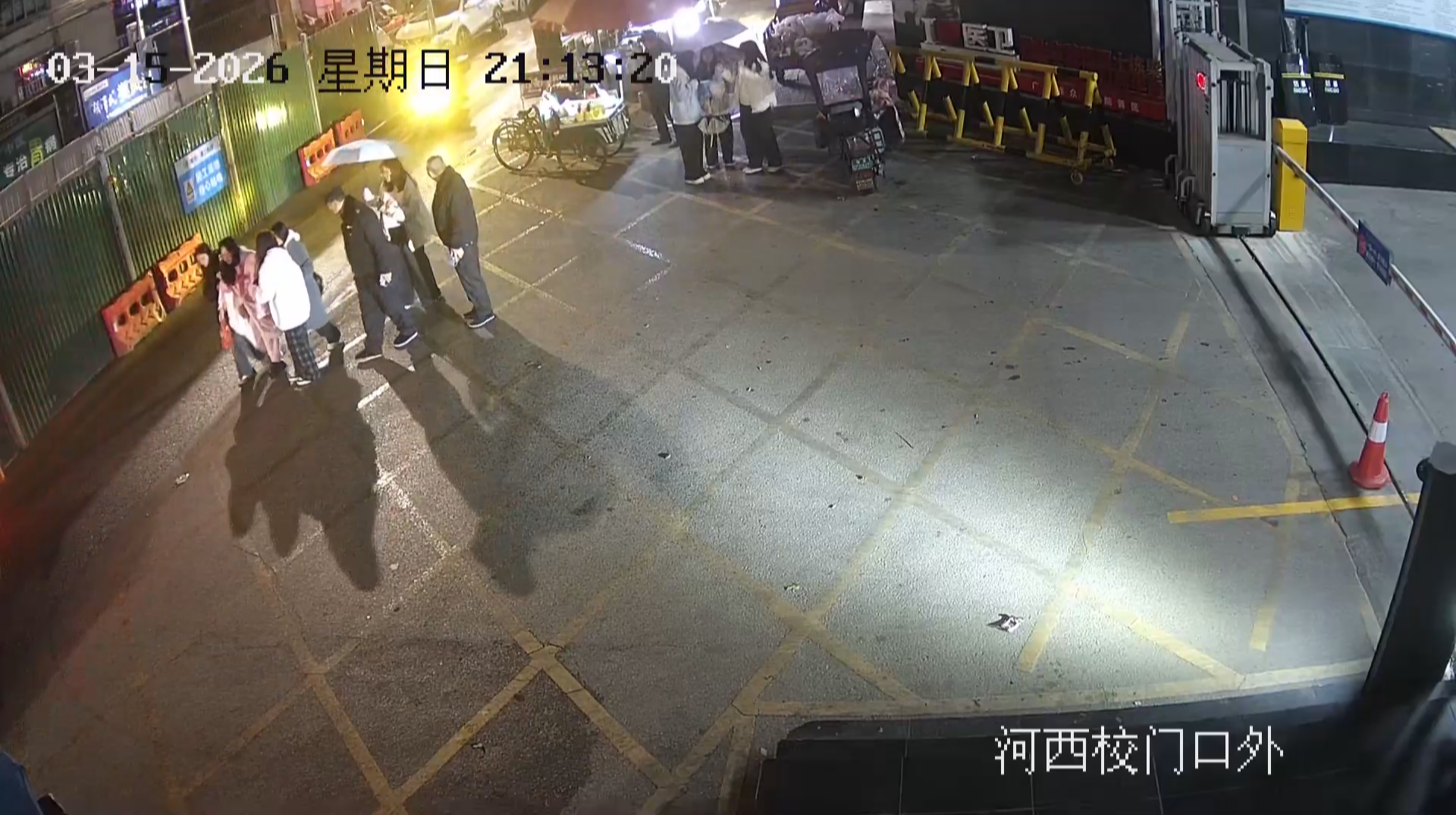 2分钟生命竞速！4名医学生夜雨中合力救人