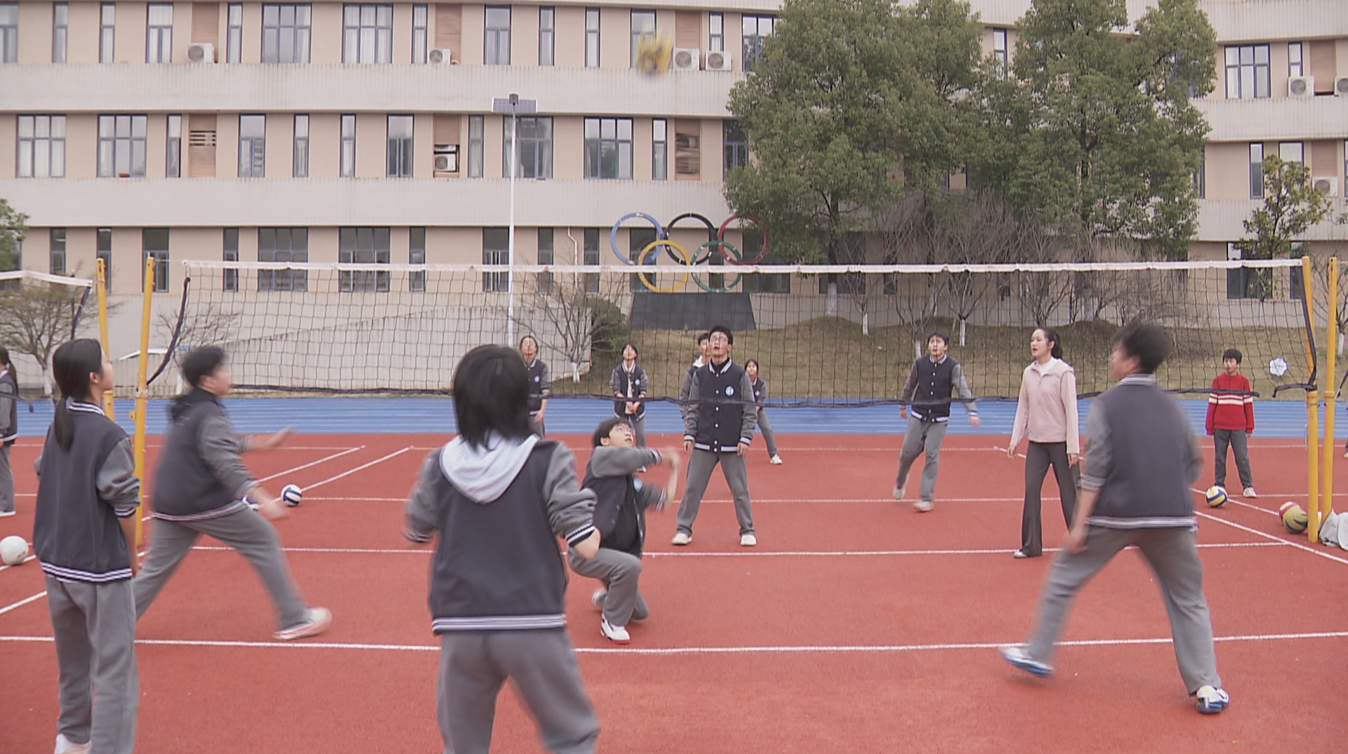 校园发现：体育老师当班主任 育体更“育心”