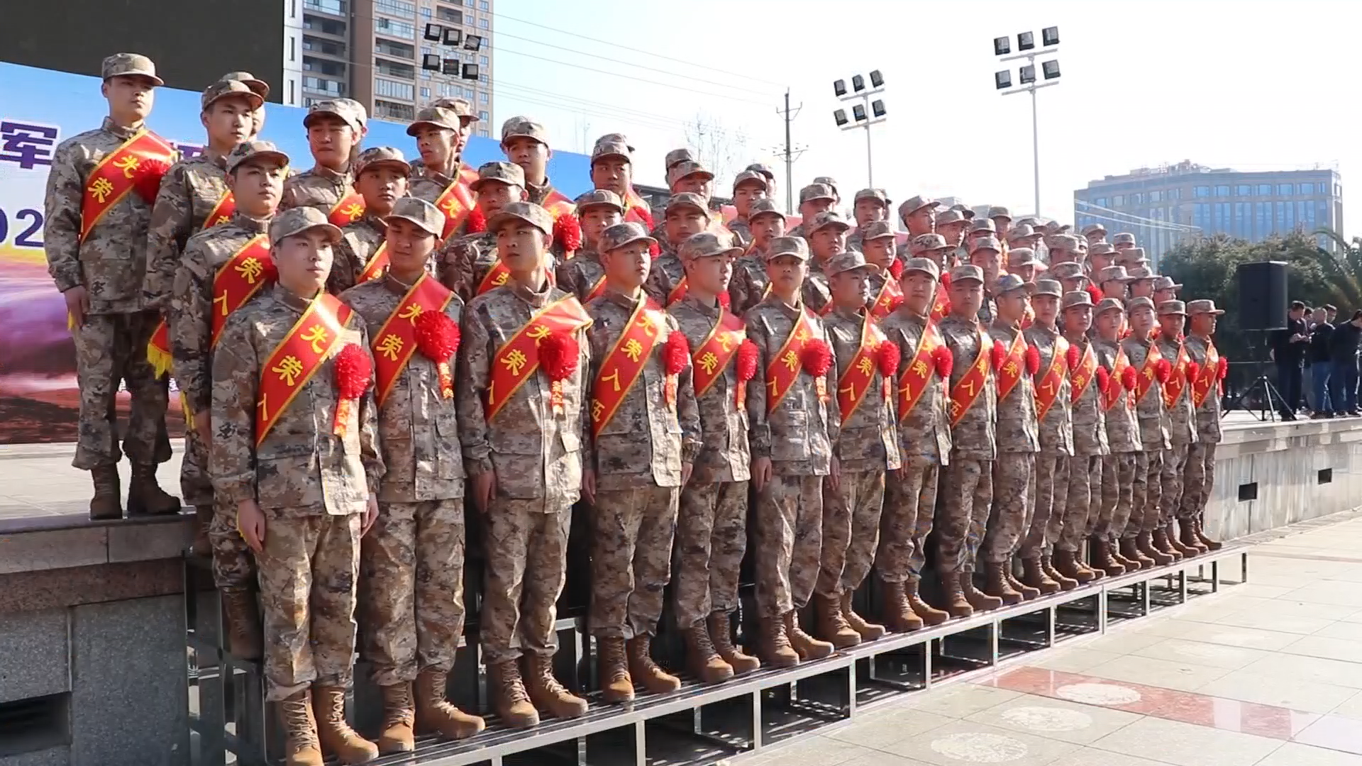 青春戎装赴军营 亲情相伴启新程