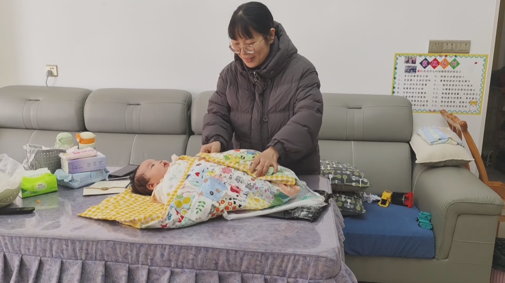 暖心！毕业生为班主任新生宝宝缝制“百家被”