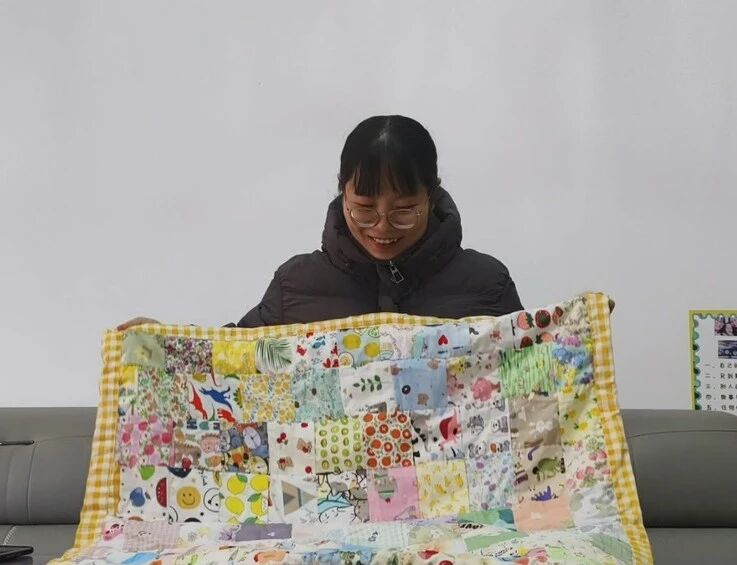 一针一线报师恩!湖南这位班主任收到了毕业生缝制的百家被