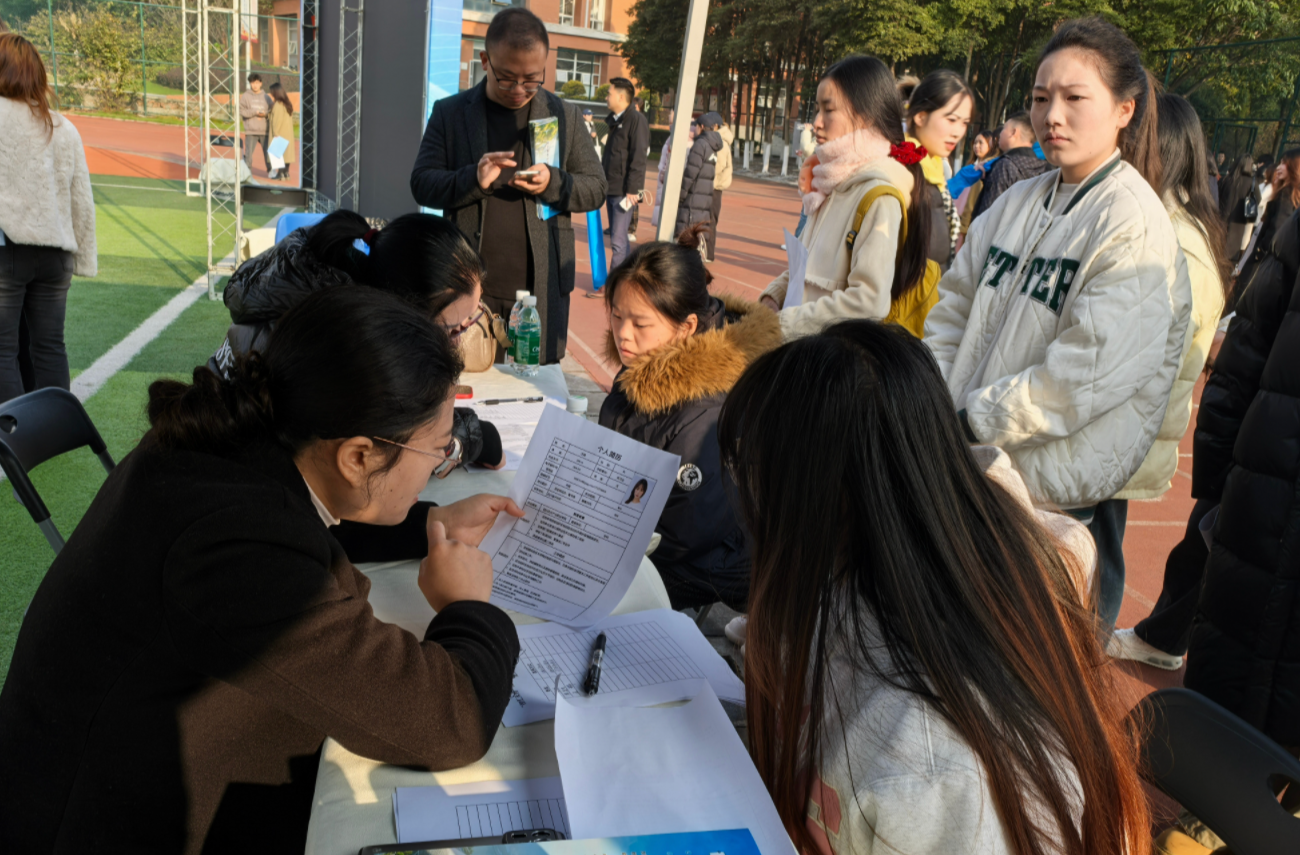 人力资源社会保障部 教育部启动“就业公共服务进校园百日行动”