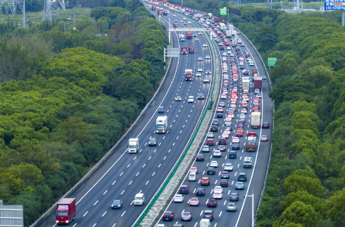 收费站附近处于缓行中！至今日14时，湖南多条高速公路车流量大