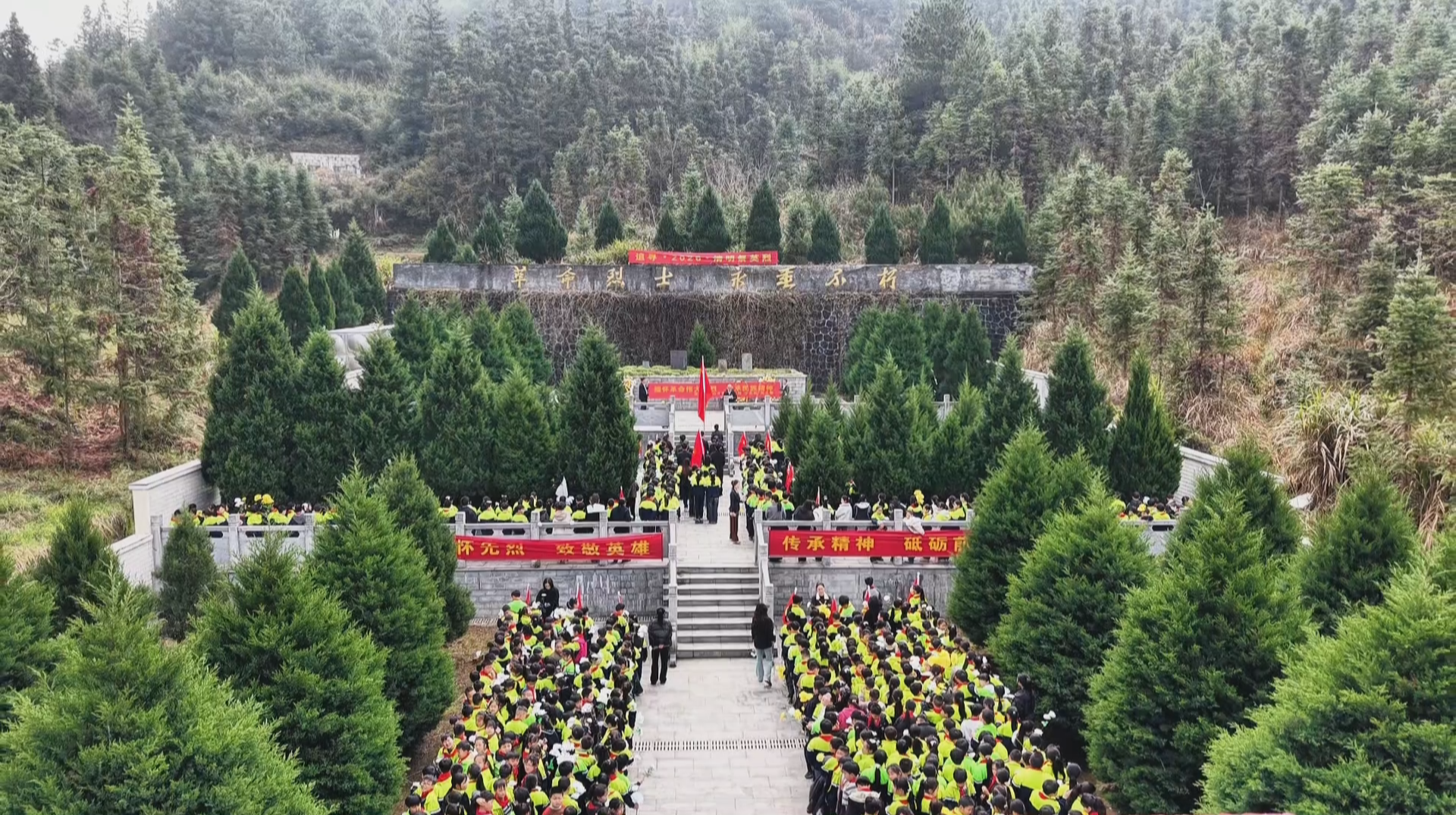 清明祭英烈 湖南多地中小学开展陵园祭扫活动