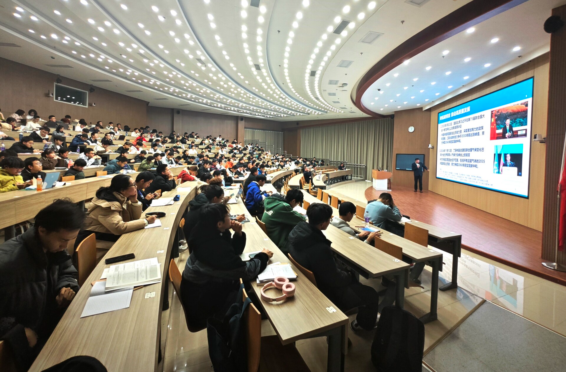 高校全面启动树立和践行正确政绩观学习教育综述：以正确政绩观干事创业 加快建设教育强国