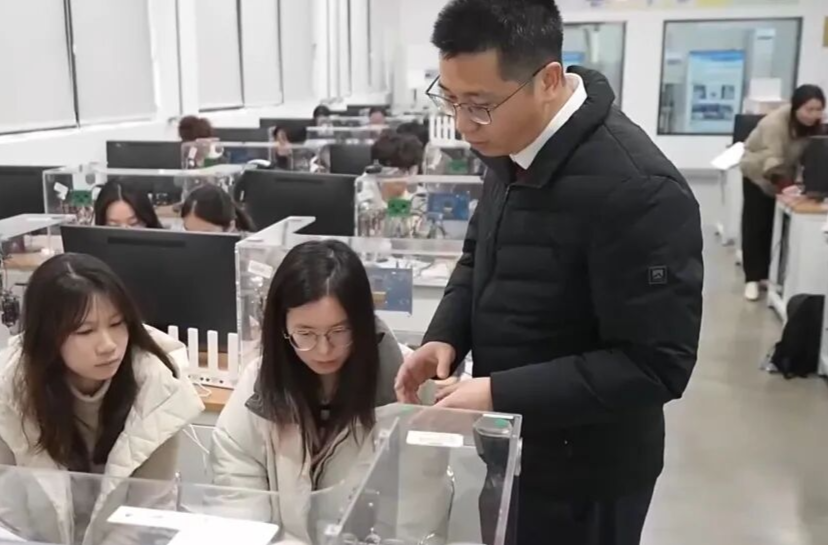 《新闻联播》报道：习近平总书记的回信在四校师生和广大教育科技工作者中引发热烈反响