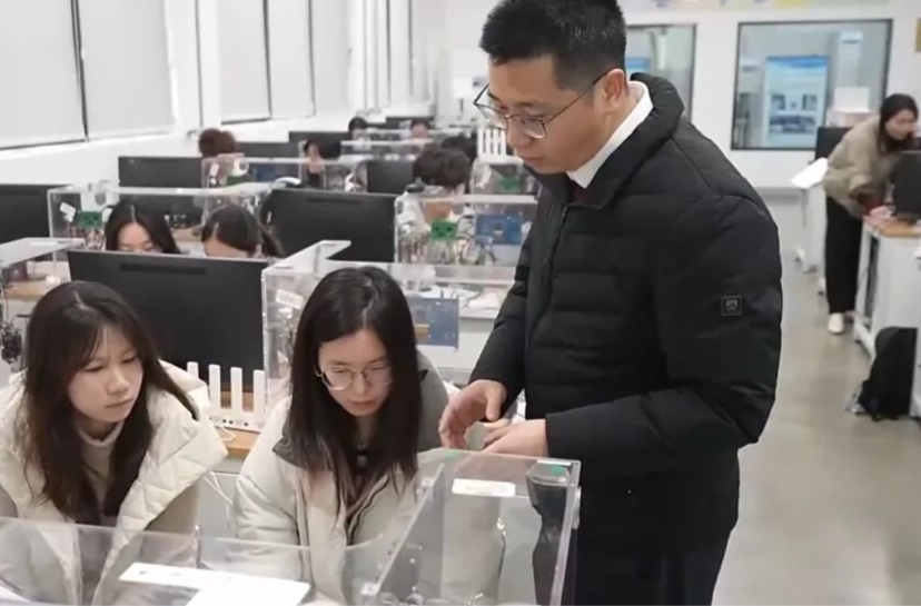 《新闻联播》报道：习近平总书记的回信在四校师生和广大教育科技工作者中引发热烈反响