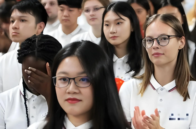 2025年我国留学回国人数达53.56万