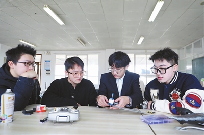 《中国教育报》头版头条：给资金、给政策、给服务，湖南强力支持大学生创业——厚植“创业土”，哺育“金种子”