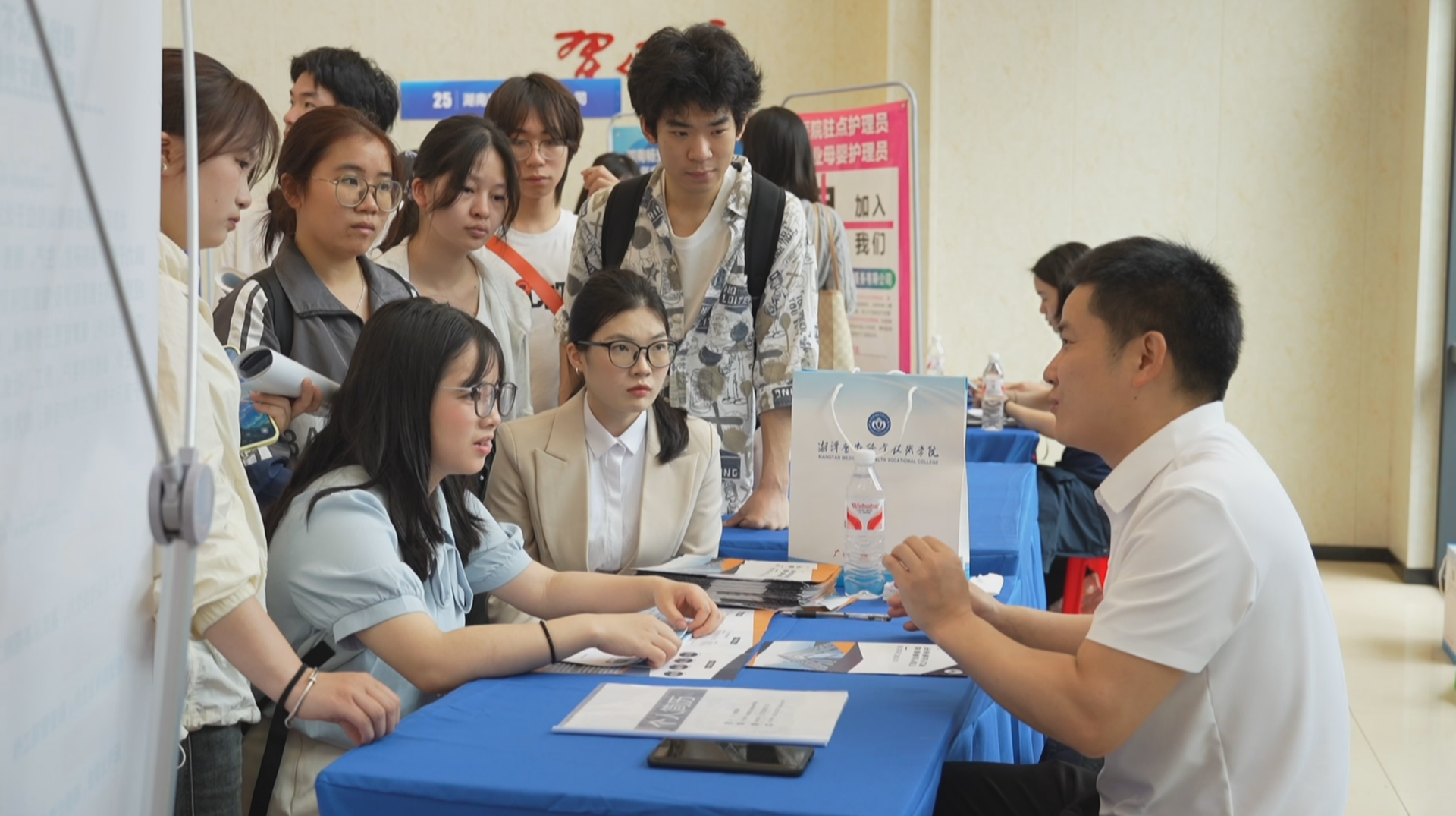 校企精准对接  2000多名毕业生达成就业意向