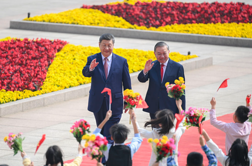 习近平总书记同苏林总书记共同会见中越青年代表侧记