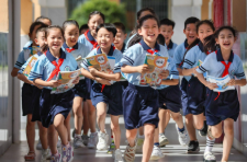 义务教育法实施40周年 我国基础教育在尖峰时刻“破浪前行”