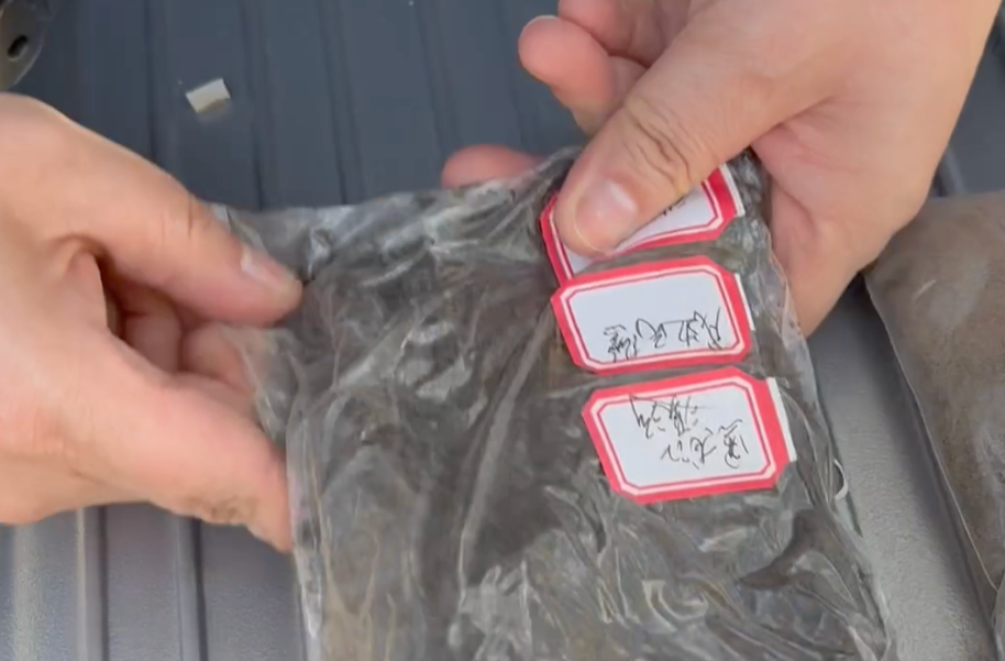 抗美援朝烈士碑前，为何放着五捧泥土？