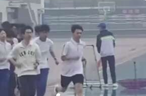 暴雨天让学生跑800米？体育中考当有灵活预案