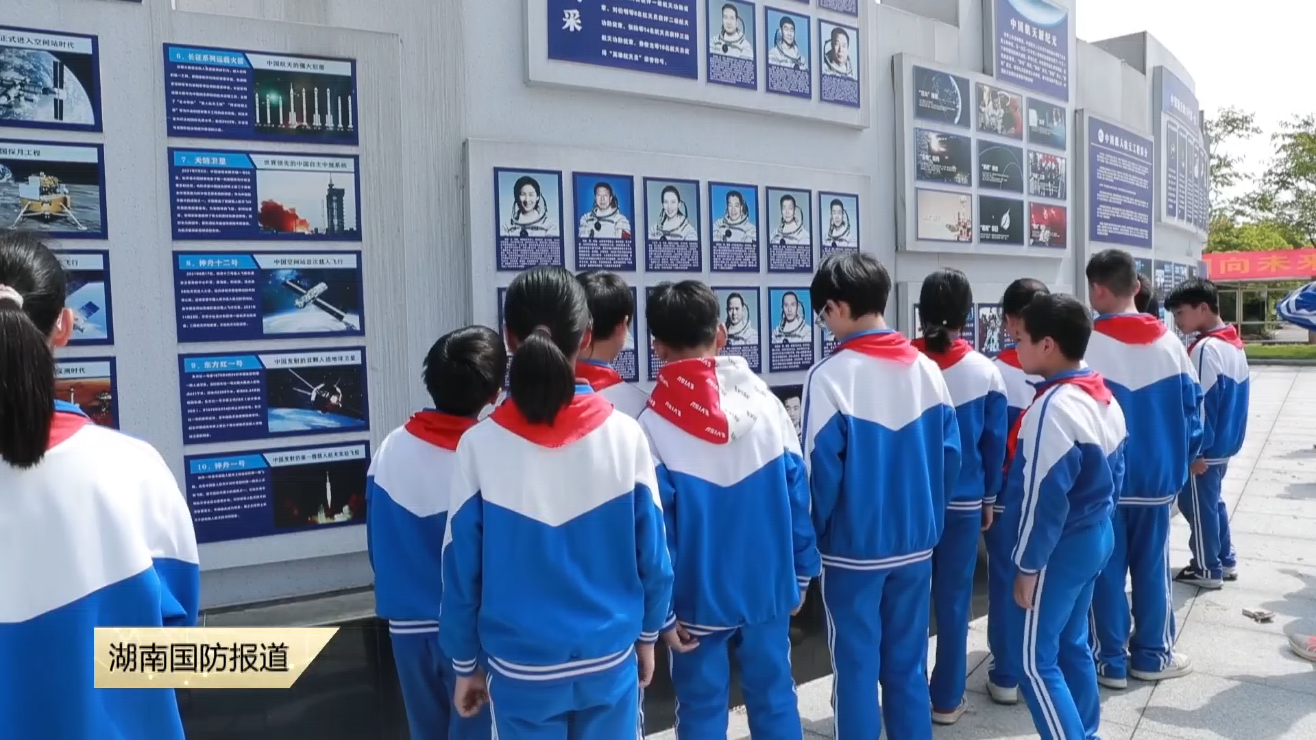 家乡少年致敬在轨航天英雄