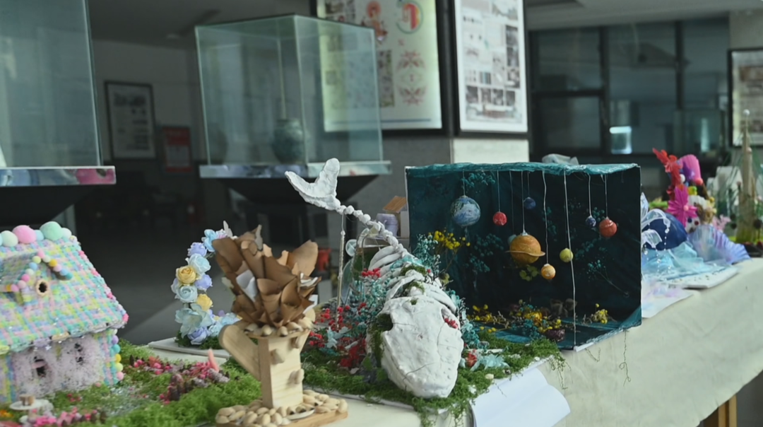 大学生让“废品”开出艺术之花