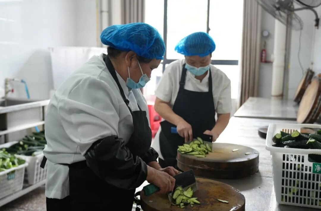 让妈妈掌勺校园食堂，湖南这所学校获新华社报道
