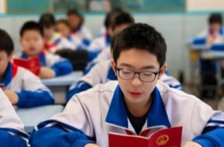 人民锐评：“超级中学生”刷屏，学历贬值了吗？