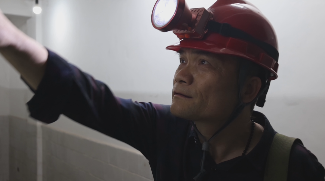 致敬劳动者：守护校园用电“安全线”