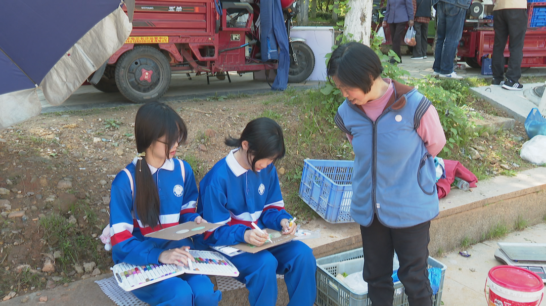 致敬劳动者：中学生用画笔传递市井温情