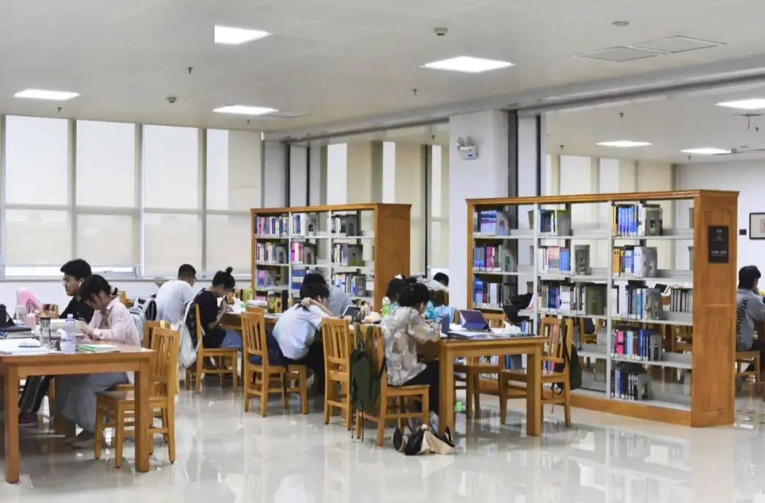 纸质阅读少了，进馆人多了——受访大学生对高校图书馆有新期待