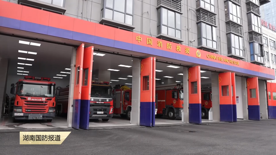 长沙一居民楼突发大火 3名被困人员——户主冷静自救 消防紧急救援