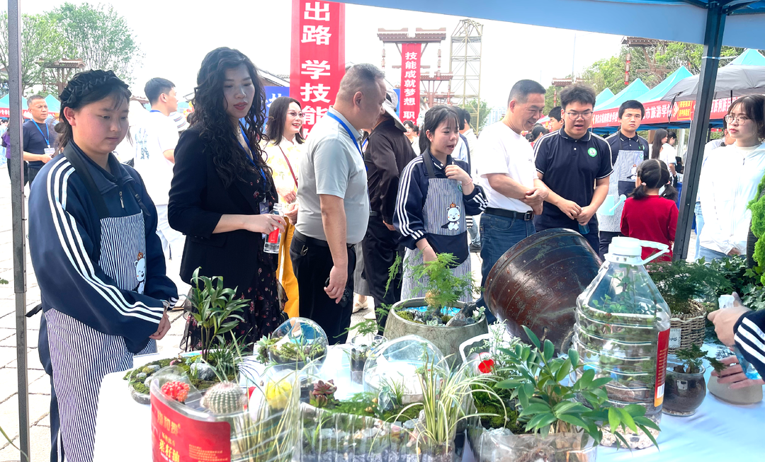 职业教育活动周：怀化市中方县职中学子变废为宝