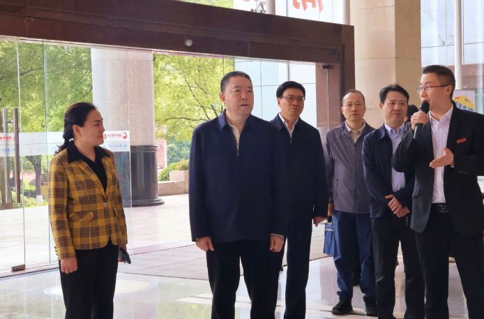 毛万春在湖南开放大学调研