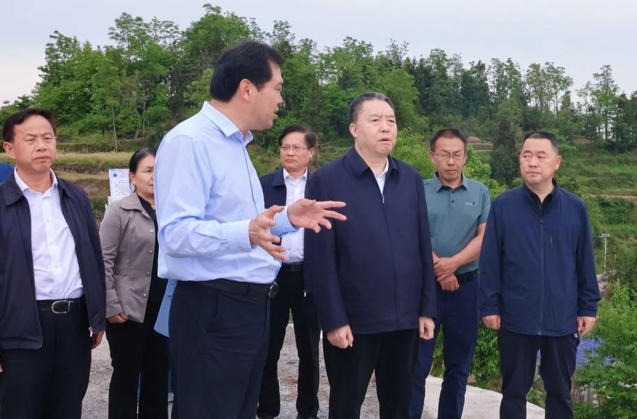 毛万春在湘西州参加省人大代表小组活动