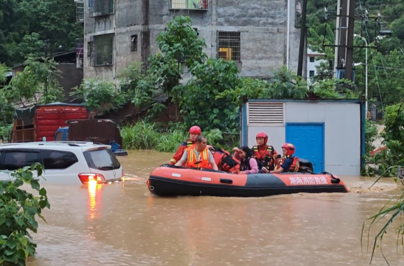 邵阳：暴雨围困群众 消防驾舟紧急救援