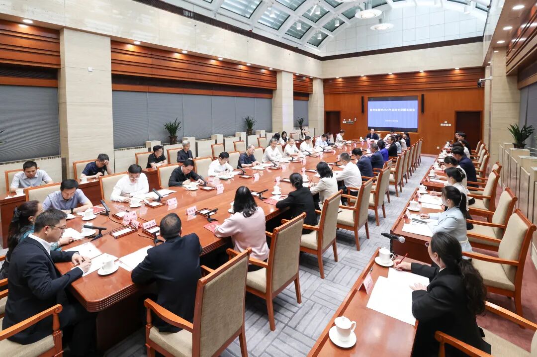 教育部举行教育家精神2026年巡回宣讲活动首场报告会