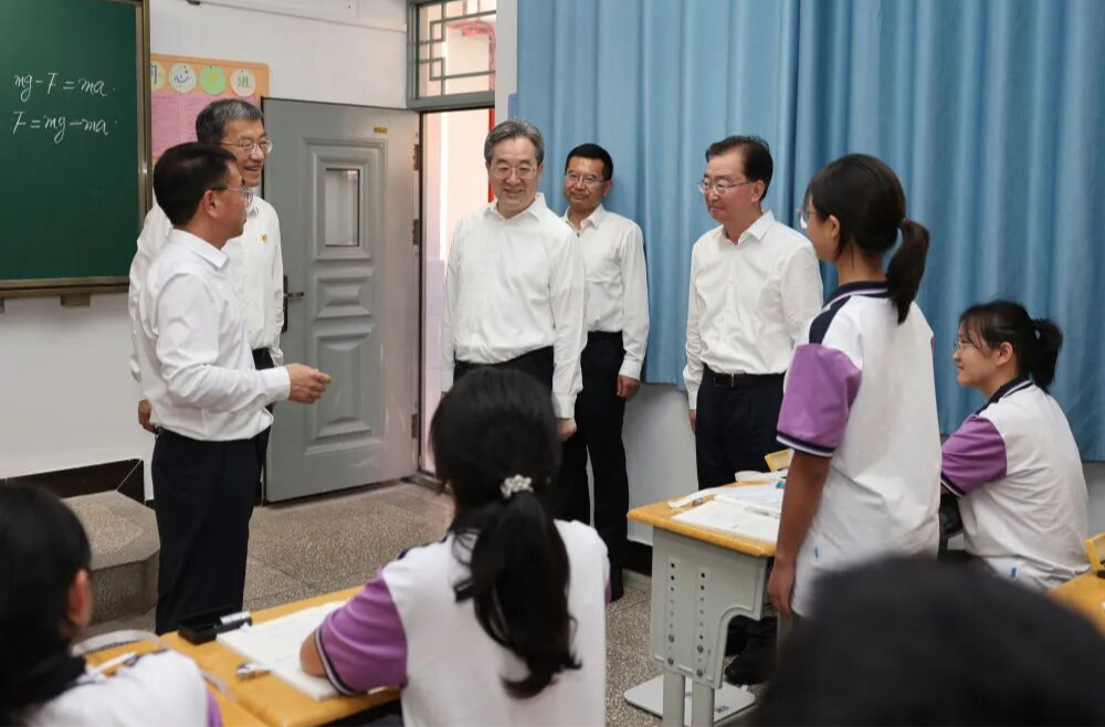 丁薛祥在云南调研时强调 全面贯彻党的教育方针 深入推进基础教育高质量发展